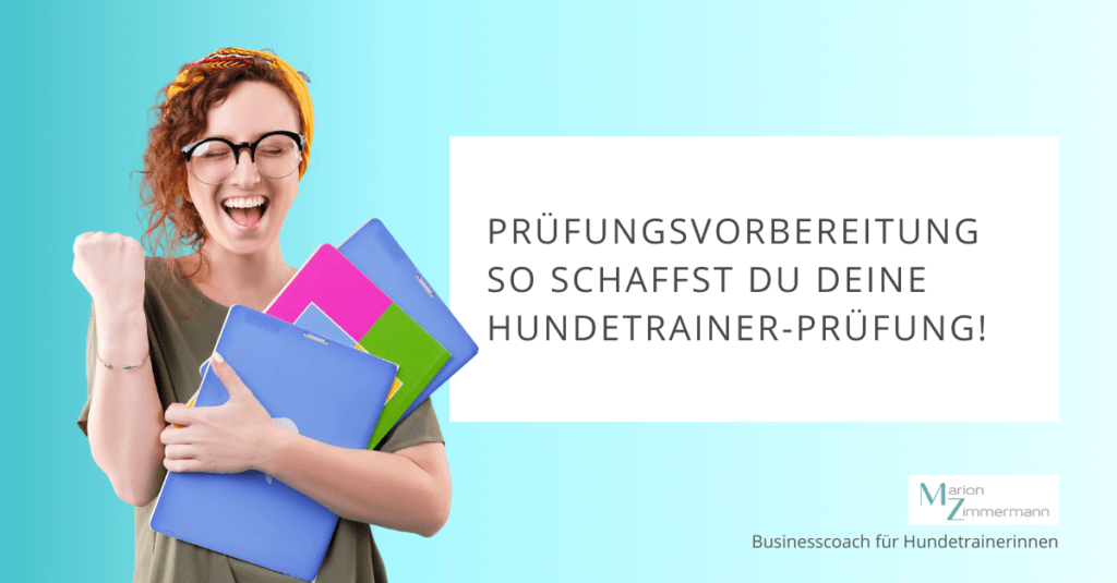 Frau mit Büchern in der Hand freut sich, dass sie ihre Prüfung bestanden hat